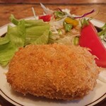 Teishaba - カレーコロッケ。お皿のサイズはライス皿。細かくひかれたパン粉、裏ごしされてそうな滑らかでミルキーなマッシュポテト(潰しただけじゃこのクリーミーさは出ない)。まさにシェフのお仕事。