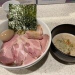 らぅめん考房 ありがた屋 - 「濃厚豚白湯つけ麺（1,000円）」、「麺大盛(150円)」、「半熟味玉子（150円）」、「ローストポーク２枚（350円）」