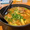 丸石食堂 - 肉カレーうどん(鶏)、サービスのボッカケ入り。