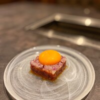 東京焼肉いのうえ 銀座店 - 瞬間燻製ユッケ