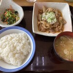 山田うどん食堂 - パンチ定食¥740。