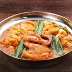 Korian Sakaba Choachoa - ナッコプセは韓国釜山の料理で、タコ、エビ、ホルモンが入った旨辛鍋です。韓国では若い女性を中心に人気で、そのまま食べてもよし、ご飯にのせて食べてもよし、〆のポックンパもおすすめ！
      