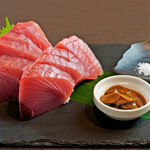 Thick-sliced bonito sashimi directly delivered from Kochi