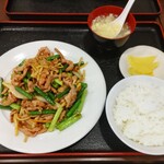 合楽園 - 日替りランチ(豚肉とにんにんの芽炒め) 880円 ♪