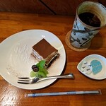 茶房 ぐーてらいぜ - ケーキセット アイスコーヒーとヨーグルトティラミス