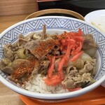 丼太郎 - 「やっこ定食 大盛」のライスに牛皿・生卵・紅生姜・七味唐辛子を投入
            2023年9月15日