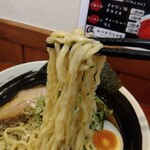 俺の中華たなか家 - 麺リフト⤴️自家製太麺に醤油スープが絡んできます(*^_^*)/