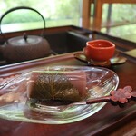 茶房ひとひら - ◉水ようかん／300円税込
            ◉鹿児島県産の知覧茶／サービス