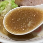 銀座 嚆矢 - 黒豚豚骨醤油ラーメン中太麺¥1300のスープ