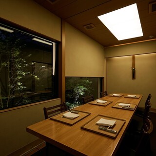 自然の恵みが織りなす、光と寛ぎに満ちた隠れ家空間。個室あり。
