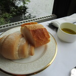 ボーセジュール - パン（バゲットと赤ワイン入りロールパン）