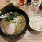 Yokohama Iekei Isshin - 豚骨ラーメンと無料ライス