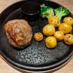 完全個室居酒屋 AGaRu - カットする前の一日10食限定 肉汁あふれる渾身のハンバーグ