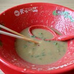 天下一品 - 麺を食べ終わったところの残スープ(麺に絡まりすぎてスープ単体ではあまり残らずw)