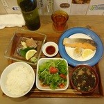 酒嚢飯袋 - カジキ昆布〆・サンマ刺身と塩サケの定食950円