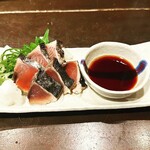 4 pieces of seared Tosa straw-grilled bonito (Tokushima Sudachi ponzu sauce)
