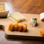 ブラック キャット - チーズの盛り合わせ