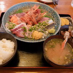 Nomikuidokoro Nabura - 盛盛刺身定食　2,200円：“刺身皿”に、“カニ汁”、“小鉢”、“お新香”と“ご飯”がセットされています。