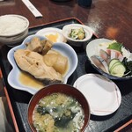 Maru chuu - 本日の煮魚定食と刺身3点