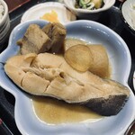 Maru chuu - 煮魚と大根の煮付けもついてます
