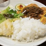 キッチン ブルー グローブ - 最後はご飯、サラダ、お新香を乗せて、ワンプレート、ソースは残しません