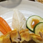 キッチン ブルー グローブ - 備え付けの野菜、真ん中はポテサラです