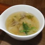 キッチン ブルー グローブ - 白菜スープのアップ