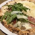 PIZZA SALVATORE CUOMO - ４種のチーズ2255円とポルチーニ茸と生ハム、ルーコラ2398円をハーフ＆ハーフ。