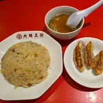 大阪王将 - 五目チャーハン ¥580 餃子3個 ¥180