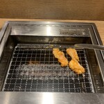 Yakiniku Raiku - まずは、時間が掛かりそうなﾎﾙﾓﾝからってﾅﾘﾏｽｶﾞ、、ﾎﾙﾓﾝっていつ焼けたのか、食べ頃はいつか。。ﾜｶﾗﾅｸﾃ笑