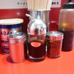 ラーメン二郎 - 卓上調味料