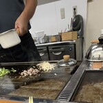 お好み焼き ふじや - きれいな店内のL字カウンターを店長さんがテンポよく、しかも丁寧にさばいてて、見てても飲める