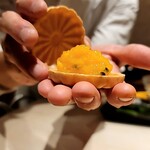 銀座 しのはら - フォアグラとマンゴーとパッションフルーツの最中