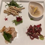 焼肉あきら漸 - ハツユッケ
      ミノの梅ニンニク和え
      ハツモトの青紫蘇和え
      ハチノスの青唐辛子煮