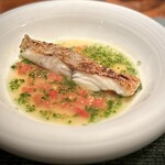 蒼 - シェフがいろいろと悩まれたという中から、この日選ばれた魚はイシガキ鯛。
      いただく機会の少ない魚種ですが、シェフの手に掛かれば、もう言う必要もナシです。
      素晴らしい個性ある旨みと、このスープとで至福。