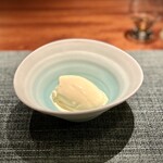 蒼 - すぐ溶けてしまうデリケートなアイス。
      バニラビーンズ由来の豊かな風味は、時にもったり感じますが、それは最小限に。
      こちらは、優しい甘さの赤酒を使っているので、デザートとして絶妙なバランスなのです。