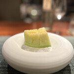 蒼 - この瑞々しさ、筆舌に尽くしがたしです♪
      メロンを切るためだけの包丁を作っているんだそう。
      メロンをカットする時に細胞を壊さずに、口に入れた時に弾けるようにするんだとか♪
      その意味をしっかり感じます！