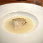 蒼 - 前回以上に、今回の方が柔らかく、より旨みを感じやすい気がします。
      自家製バターが効いたこのソースが、これまた罪な美味しさ。
      一滴も残したくなく、お皿を抱えて飲むか、ご一緒様と悩むの巻（笑）