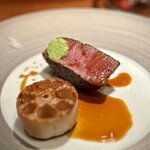 蒼 - あらためて思うのですが、このコースの最後に、このボリューム感でいただけます？
      最終盤なのにナイフ＆フォークが加速しちゃうのが、このメインの恐ろしいところ（笑）
      低い脂の融点と旨みで、最上のステーキ♪