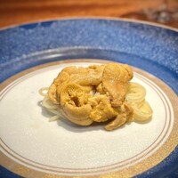 蒼 - 二品目で、もう怒涛(^^)
                世の中で、ここにしかないとも言える赤雲丹です♪
                口の中で旨みが爆発するほどのインパクト！！
                美味しすぎて夢中で食べちゃうから、すぐなくなっちゃう…