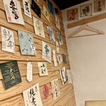 Yodoyabashi HANA - 壁には日本酒のラベル