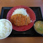 Katsuya - ロースカツ定食：６０５円（税込）
