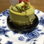 アステリスク - フィスティキア　ピスタチオとラズベリーのケーキです