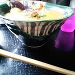 本格手打うどん 大河 - カレーうどんの器を横から