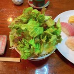 誠寿司 - 食べ切れない時はタッパーで頂けますよ。