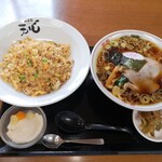 天心 - 前回食べれなかったチャーハンをハーフでは無く普通の量のセットを注文しました。杏仁豆腐は白いゼリーでは無く、さすが中華屋さんなので風味の有るモノでした！