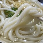 手打ちうどん 上田 - 中心部のコシと柔らかい表面