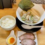 あさりスープの手もみラーメン チャイナポート - 