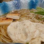 Tsukumo - 「鰻の白醤油焼きと自然薯とろろのうなとろ蕎麦」のアップ