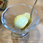 鮨処木はら - デザートに山葵のシャーベットを
      口の中がリセットされて「まだ食べれる」と思える